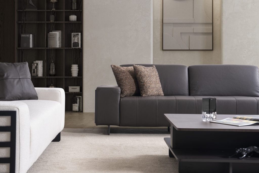 Триместен разтегателен диван «Selale» + две декоративни възглавници, ширина 240см