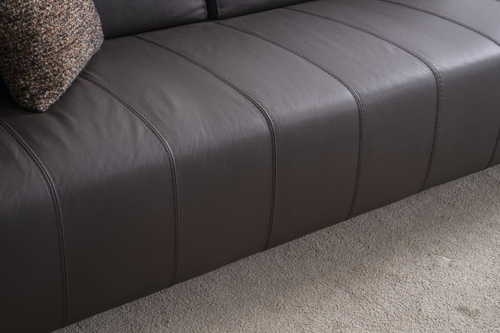 Триместен разтегателен диван «Selale» + две декоративни възглавници, ширина 240см