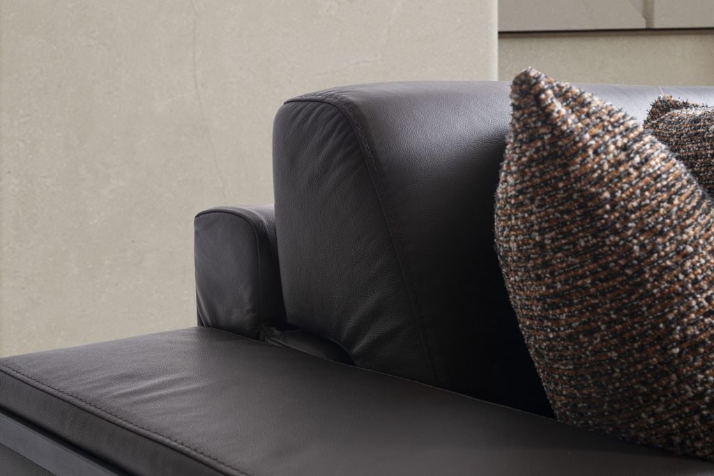 Триместен разтегателен диван «Selale» + две декоративни възглавници, ширина 240см