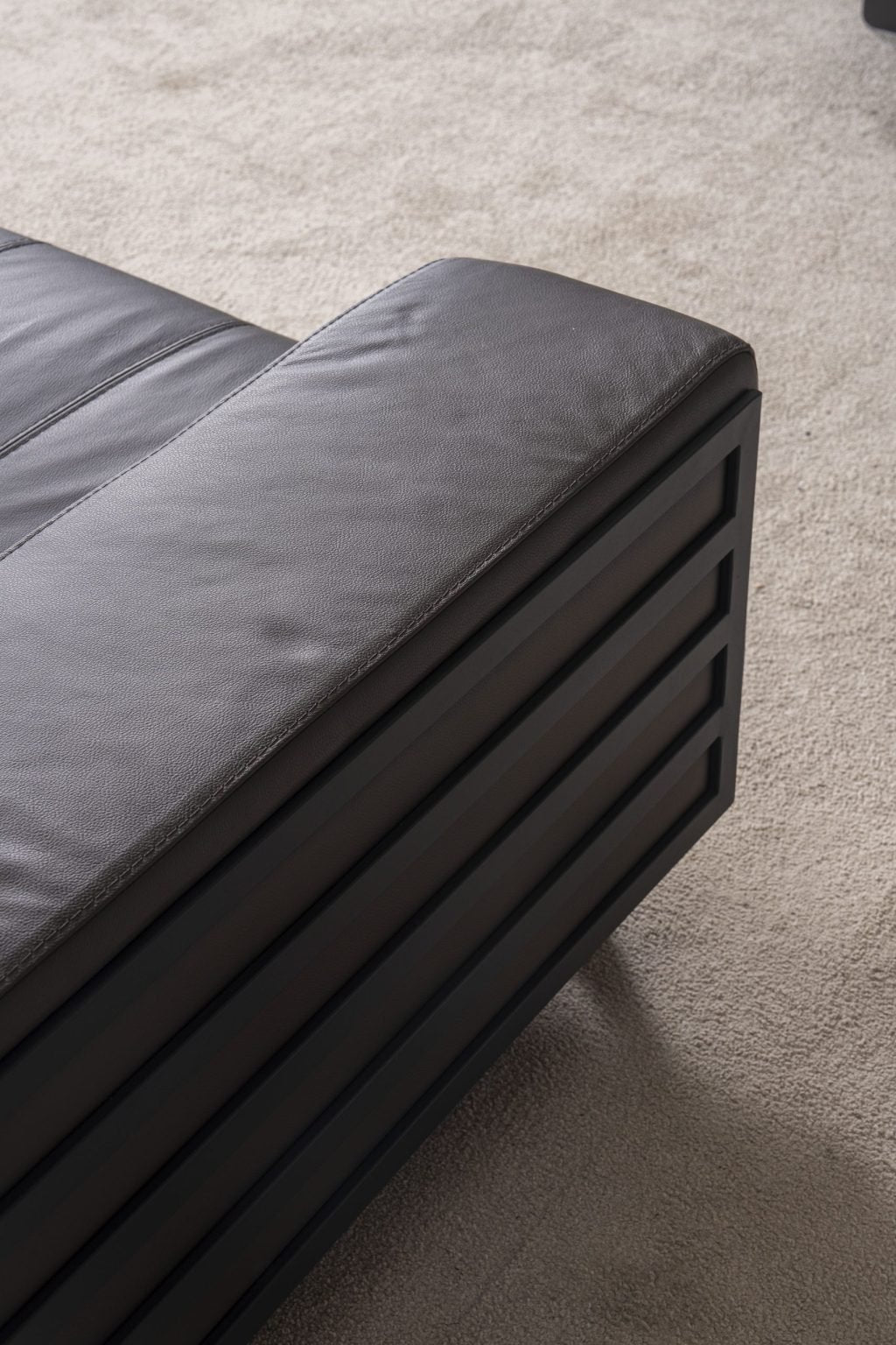 Триместен разтегателен диван «Selale» + две декоративни възглавници, ширина 240см