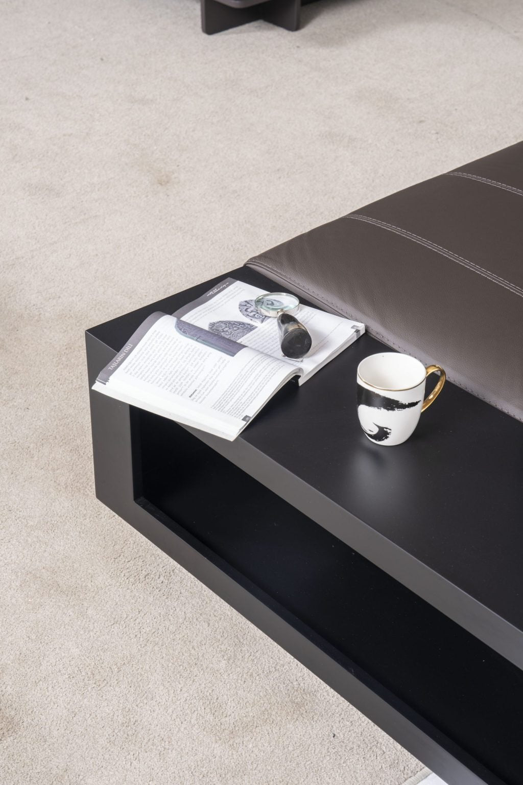 Триместен разтегателен диван «Selale» + две декоративни възглавници, ширина 240см