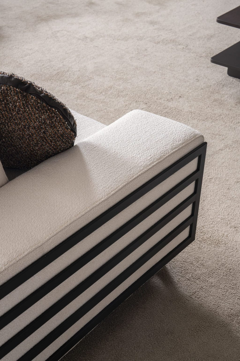 Триместен разтегателен диван «Selale» + две декоративни възглавници, ширина 240см