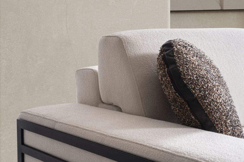 Триместен разтегателен диван «Selale» + две декоративни възглавници, ширина 240см