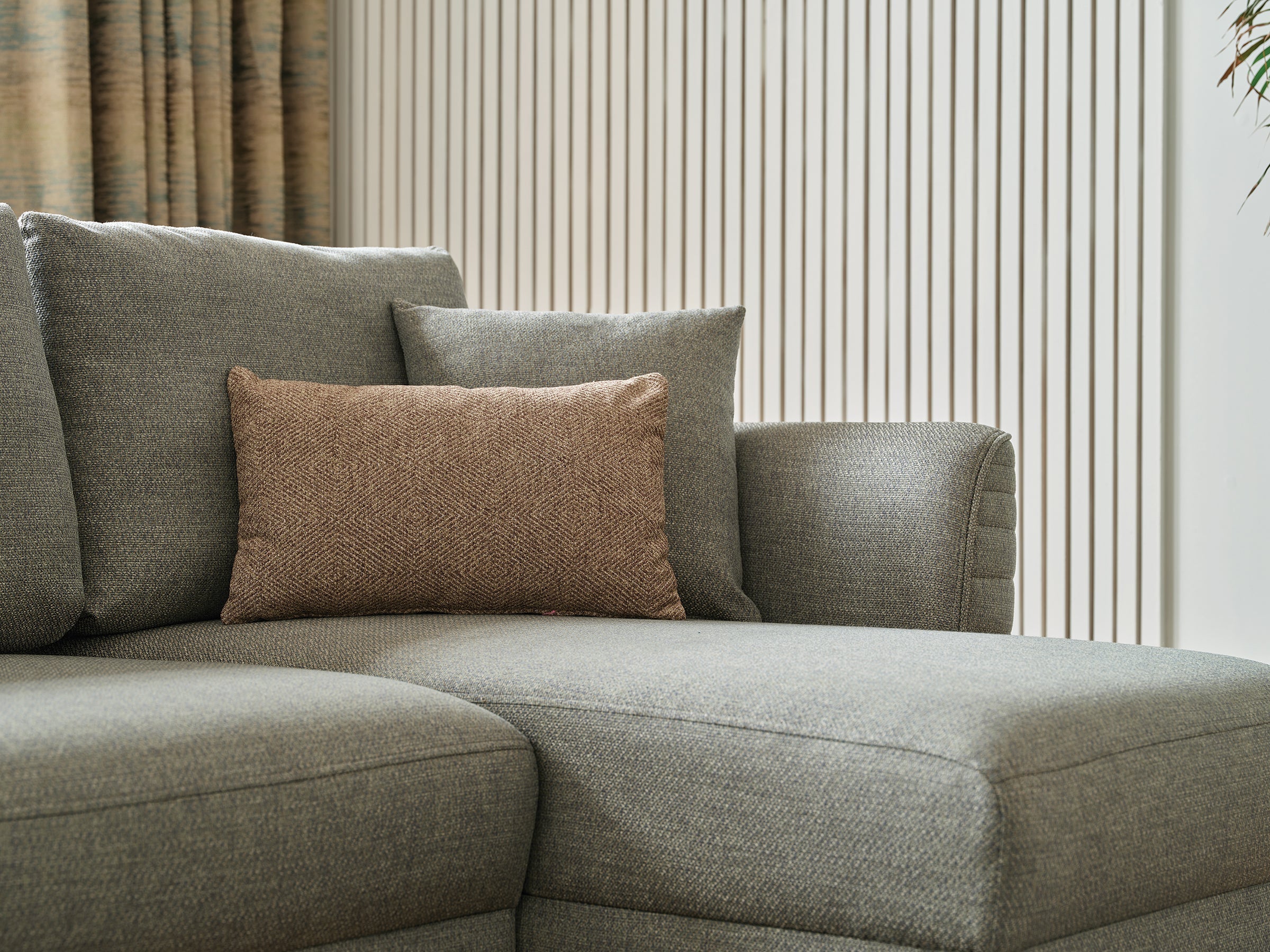 Ъглов разтегателен диван «Grace» + три декоративни възглавници, ширина 256см