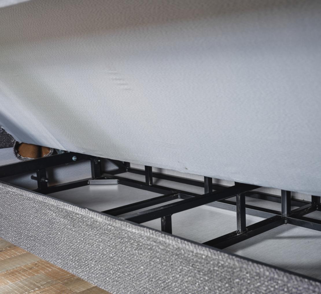 Триместен разтегателен диван «Madrid» + 2 декоративни възглавници, с място за съхранение, ширина 247см