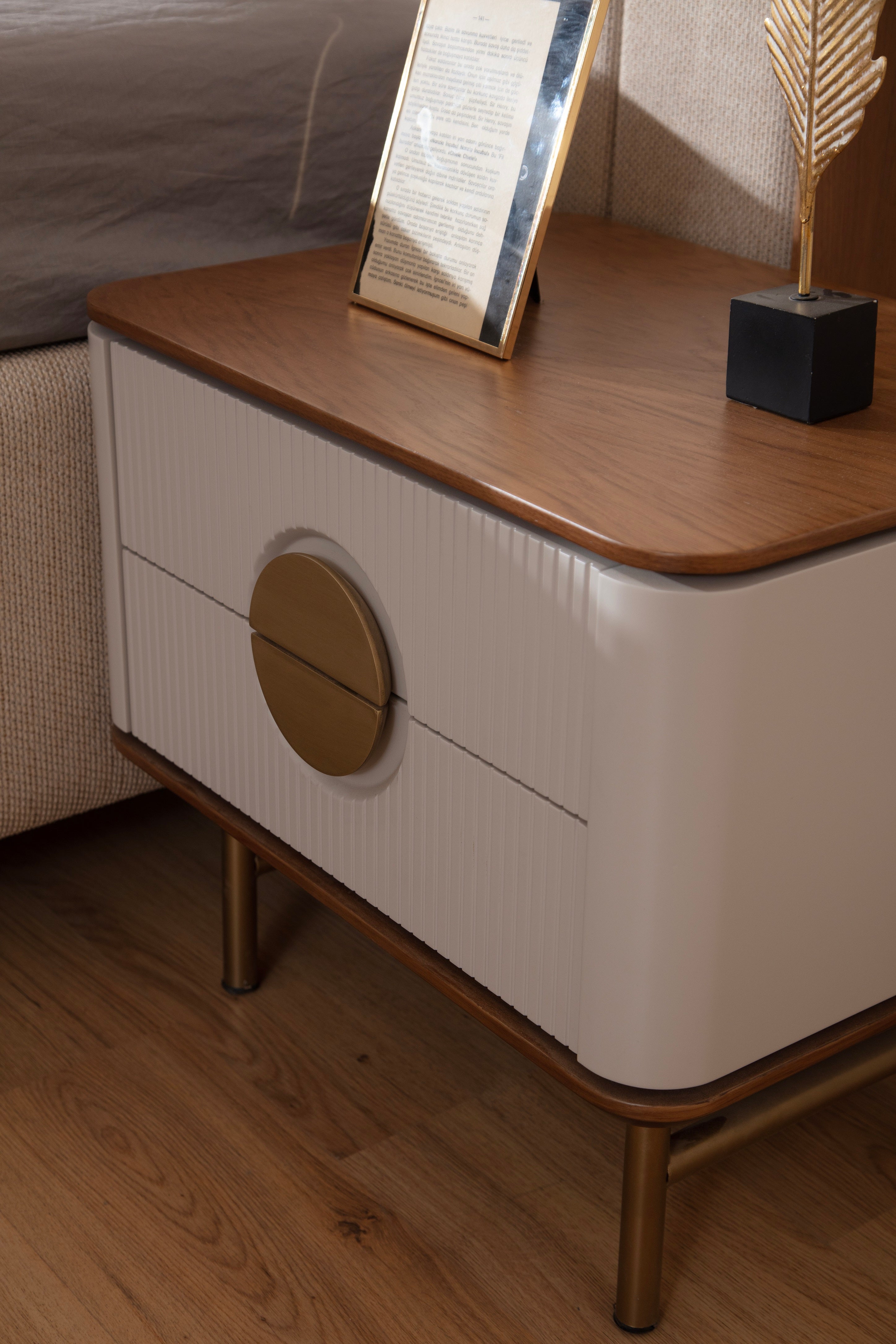 Нощно шкафче «Viola» + две чекмеджета, размер 62х50х42см