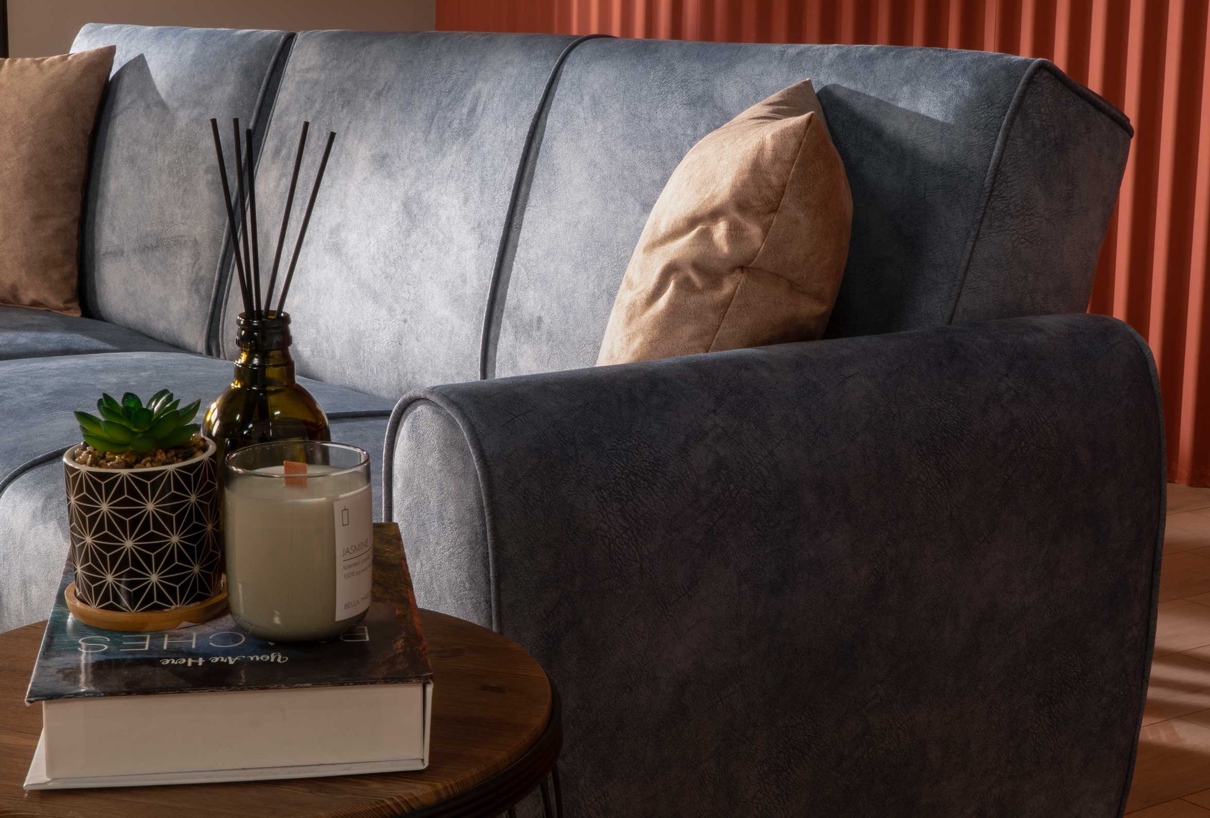 Ъглов разтегателен диван «Leo» + две декоративни възглавници, с място за съхранение, ширина 226см