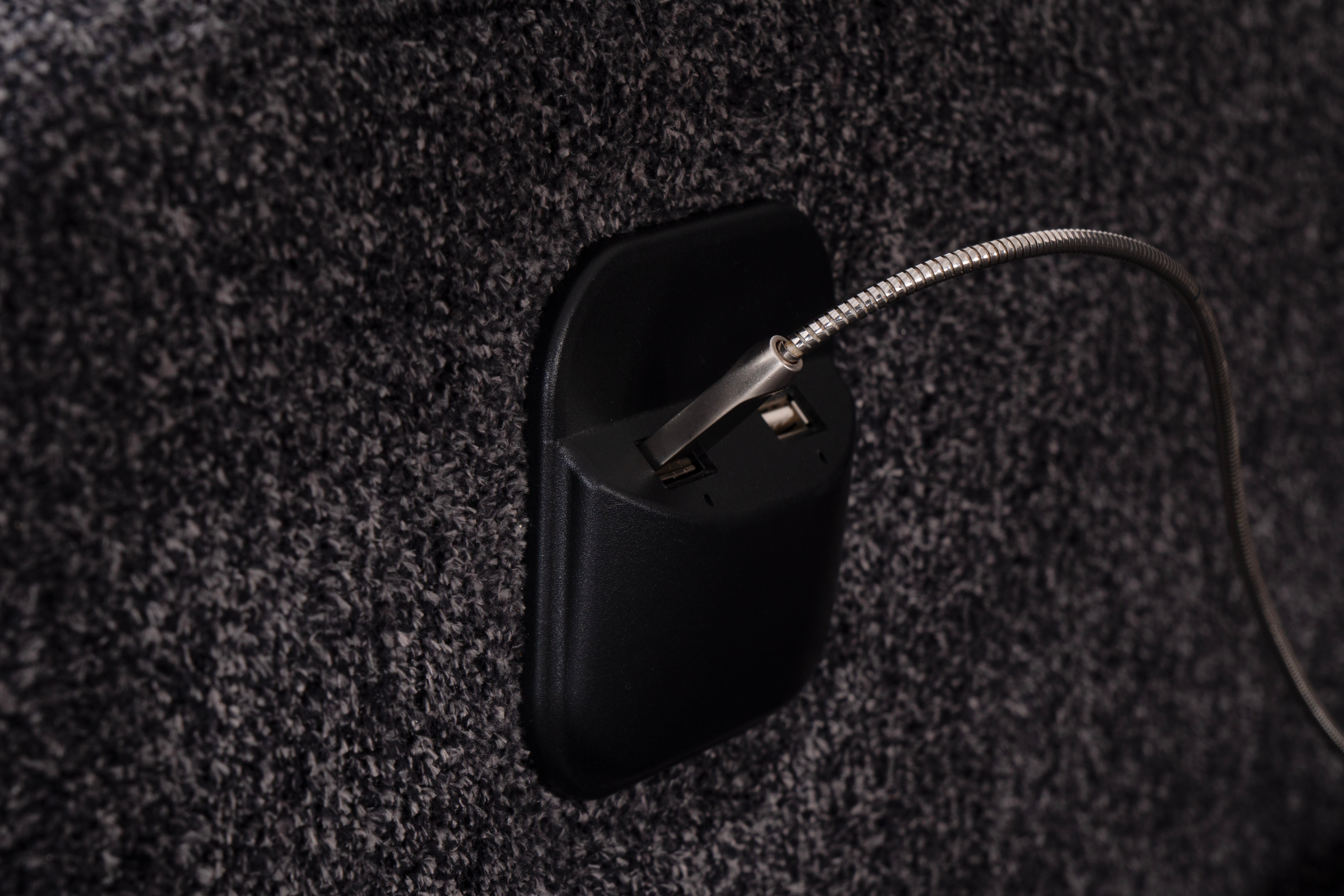 Ъглов разтегателен диван «New Port» + USB зарядна станция, ширина 247см