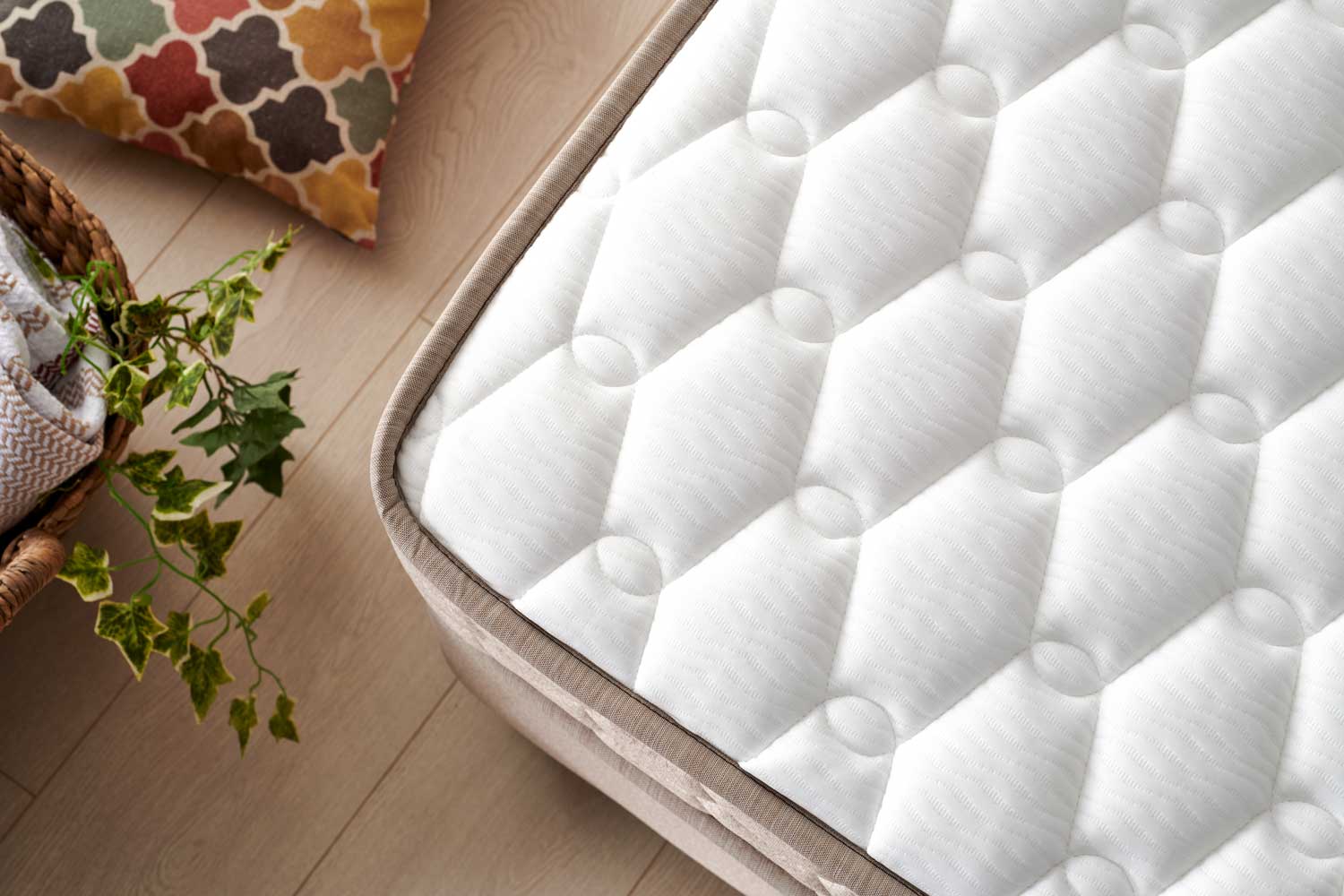 Тапицирано легло «Oviedo» + Матрак и табла - с място за съхранение, повдигащ механизъм, система за безшумно затваряне