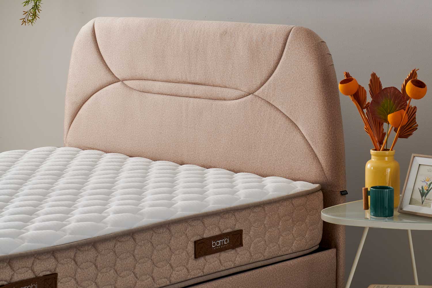 Тапицирано легло «Oviedo» + Матрак и табла - с място за съхранение, повдигащ механизъм, система за безшумно затваряне