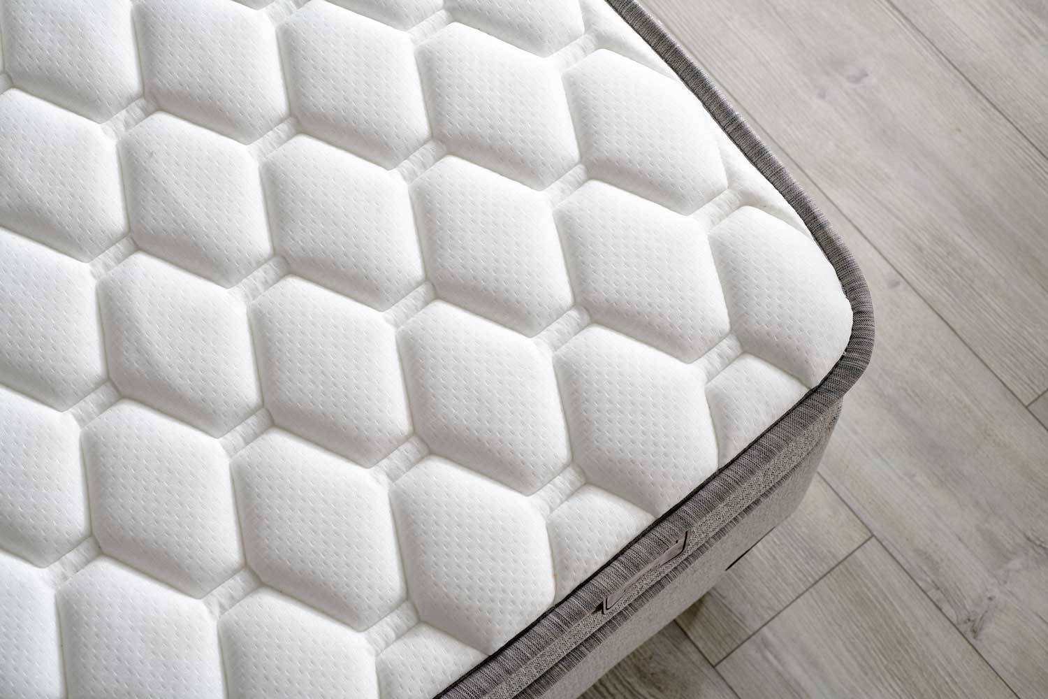 Тапицирано легло «Pineda» + Матрак и табла - с място за съхранение, повдигащ механизъм, система за безшумно затваряне