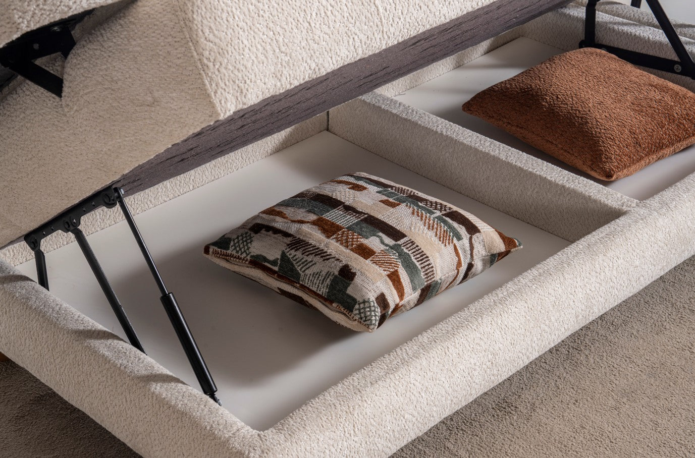 Ъглов разтегателен диван «Istanbul» + три декоративни възглавници, с място за съхранение, ширина 265см