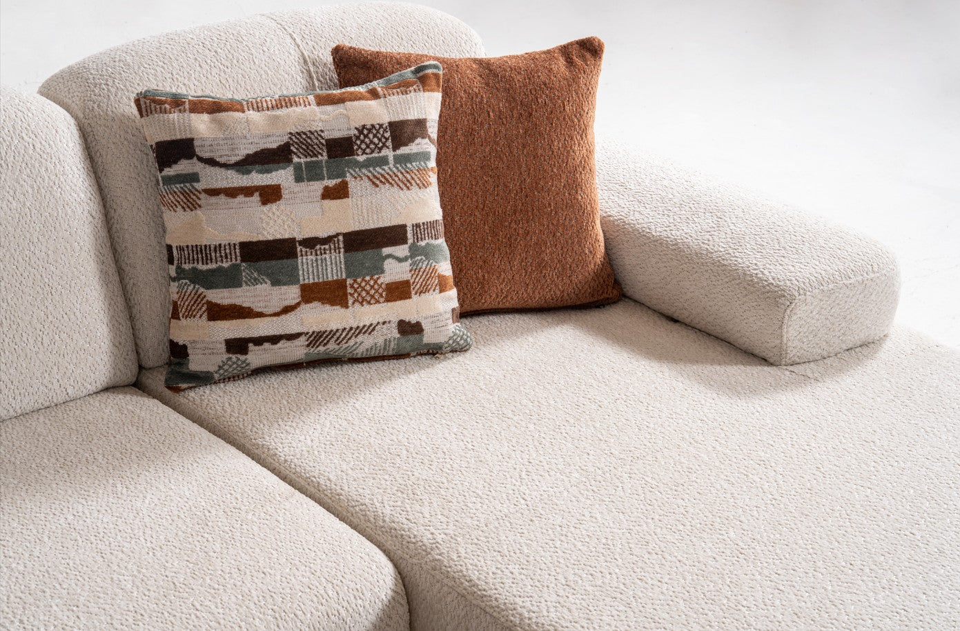 Ъглов разтегателен диван «Istanbul» + три декоративни възглавници, с място за съхранение, ширина 265см