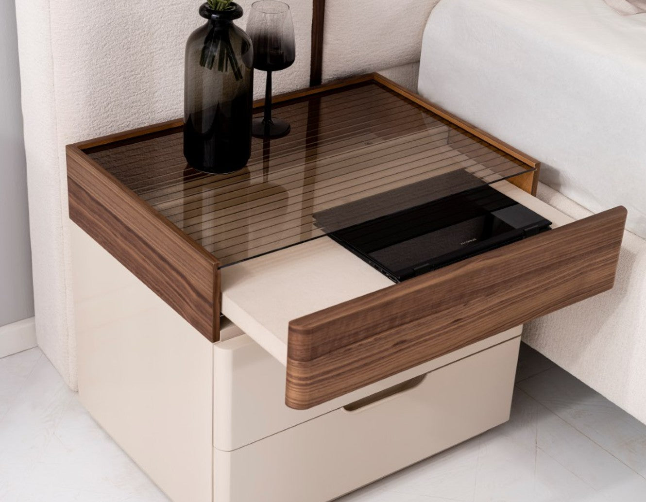 Нощно шкафче «Bagdat» + стъклен плот и две чекмеджета, размер 62х53х45см