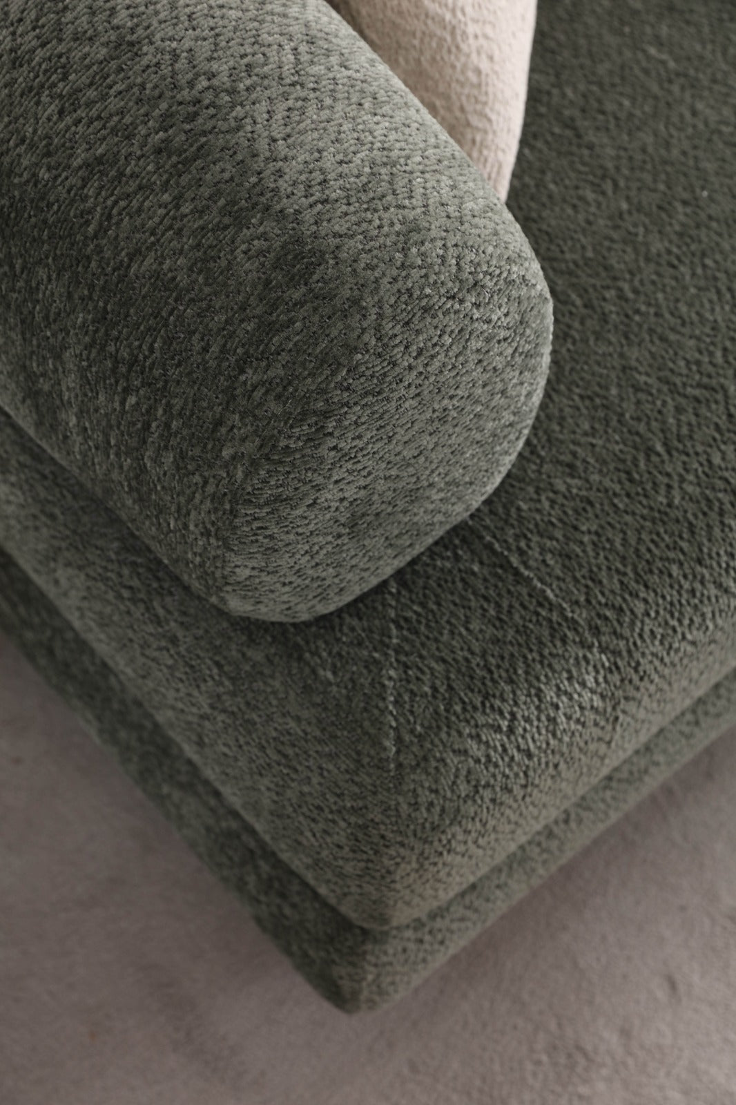 Триместен разтегателен диван «Lion» + 2 декоративни възглавници, с място за съхранение, ширина 230см