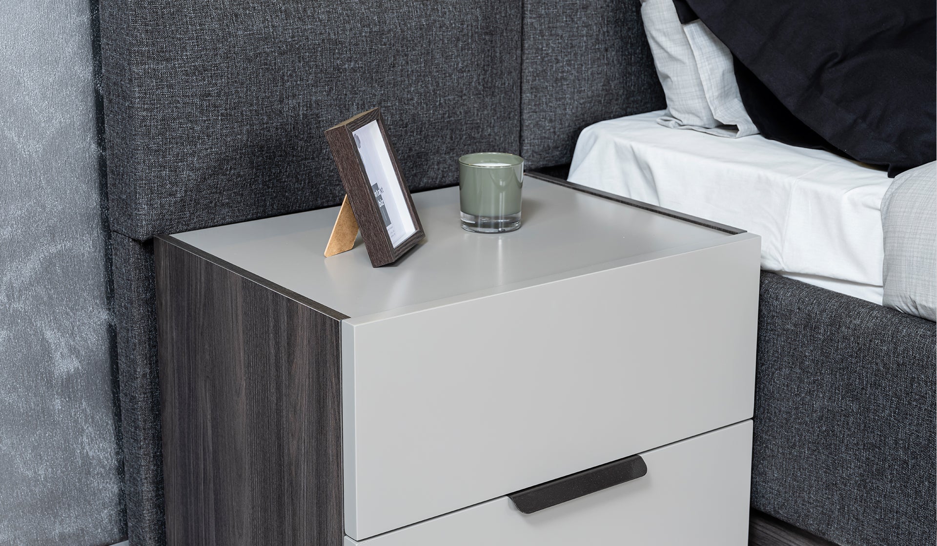 Нощно шкафче «Adessa» + две чекмеджета, размер 61х52х45см