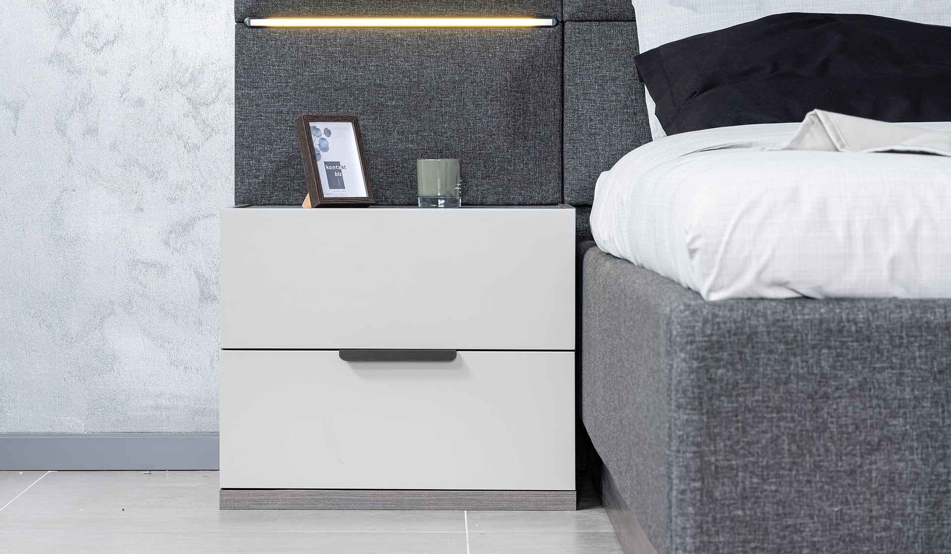 Нощно шкафче «Adessa» + две чекмеджета, размер 61х52х45см