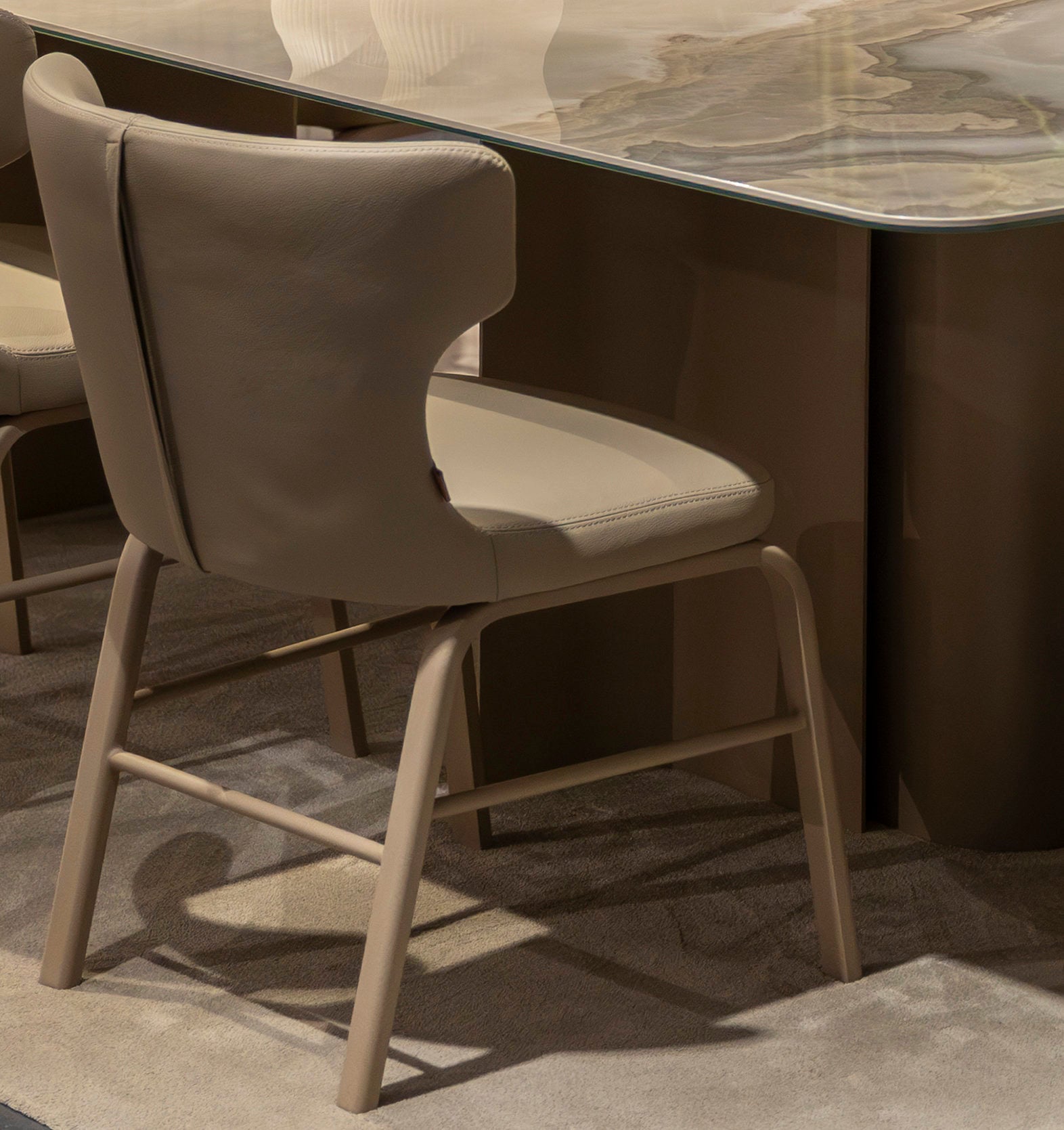 Трапезен стол «Abra» с естествена кожа