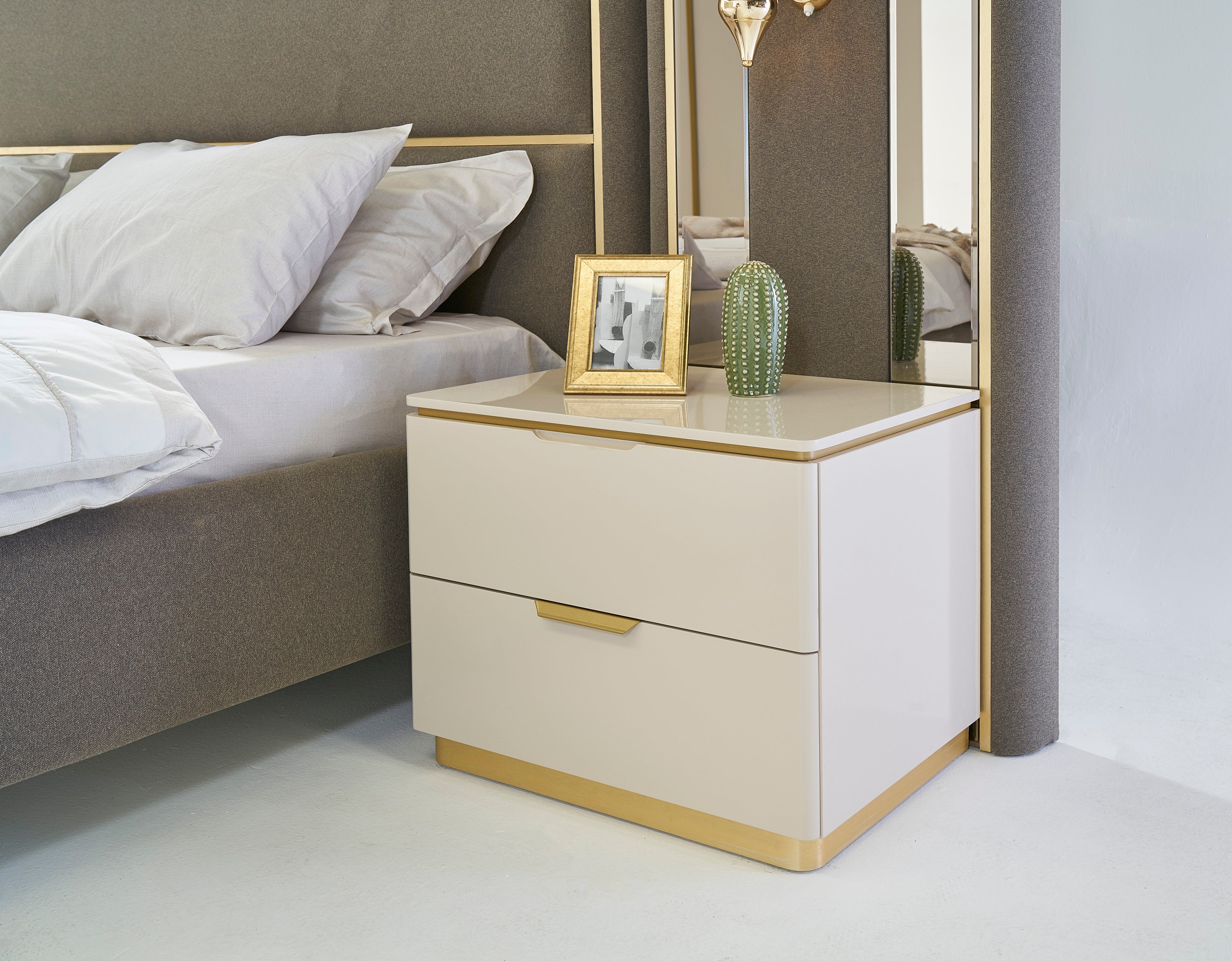 Нощно шкафче «Kapadokya» + две чекмеджета, размер 50х51х61см