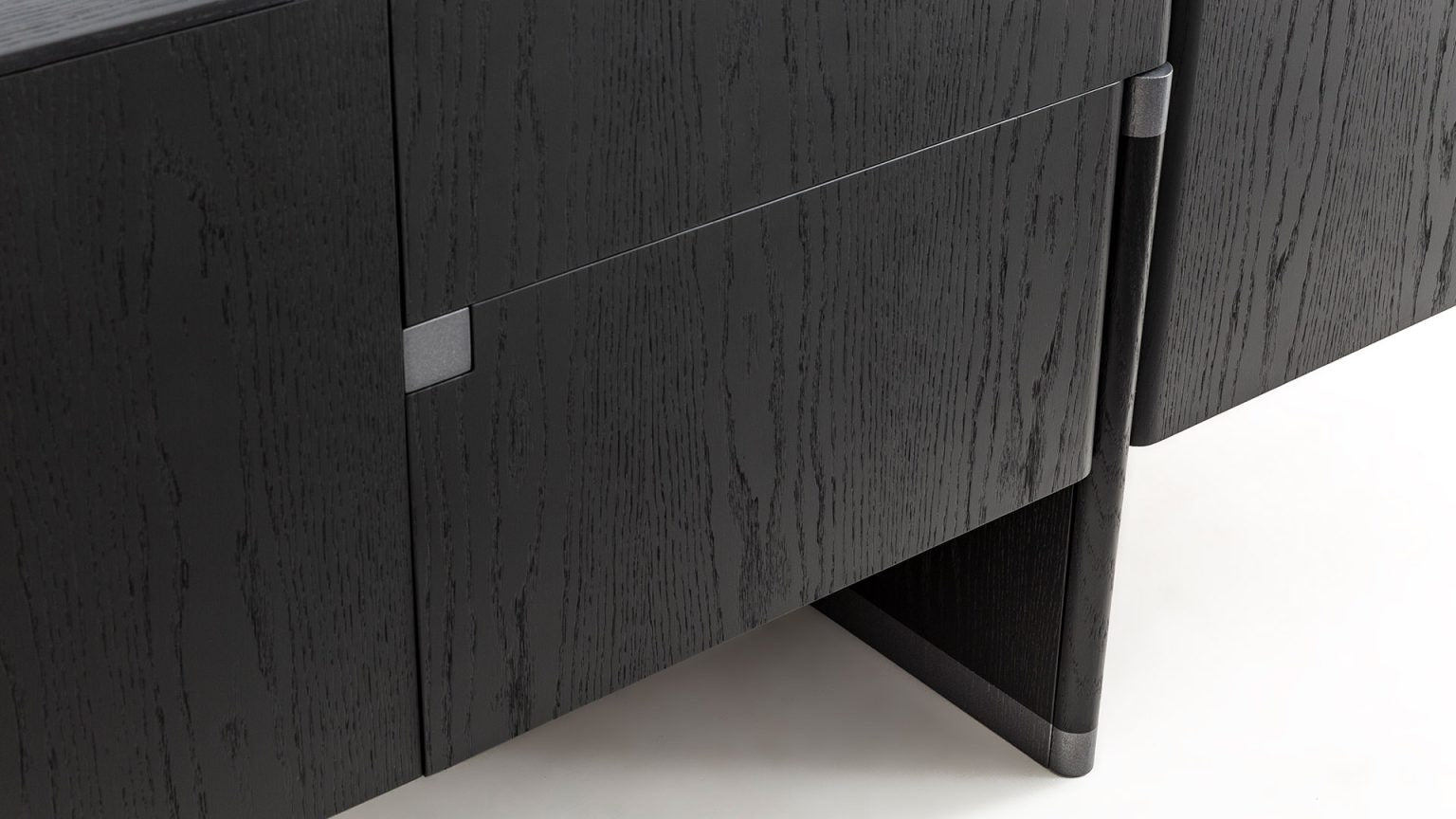 Бюфет «Delta Antrasit» с естествен фурнир, с две чекмеджета, размер 220х79х51см
