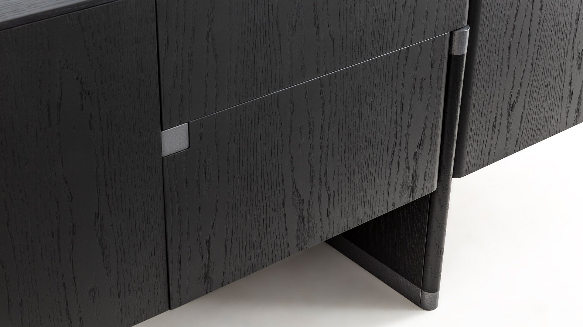 Бюфет «Delta Antrasit» с естествен фурнир, с две чекмеджета, размер 220х79х51см