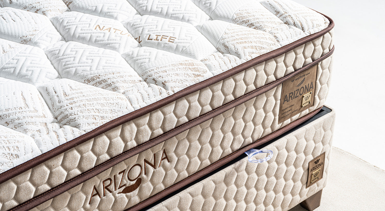 Тапицирано легло «Arizona» + Матрак и табла - с място за съхранение, повдигащ механизъм, система за безшумно затваряне