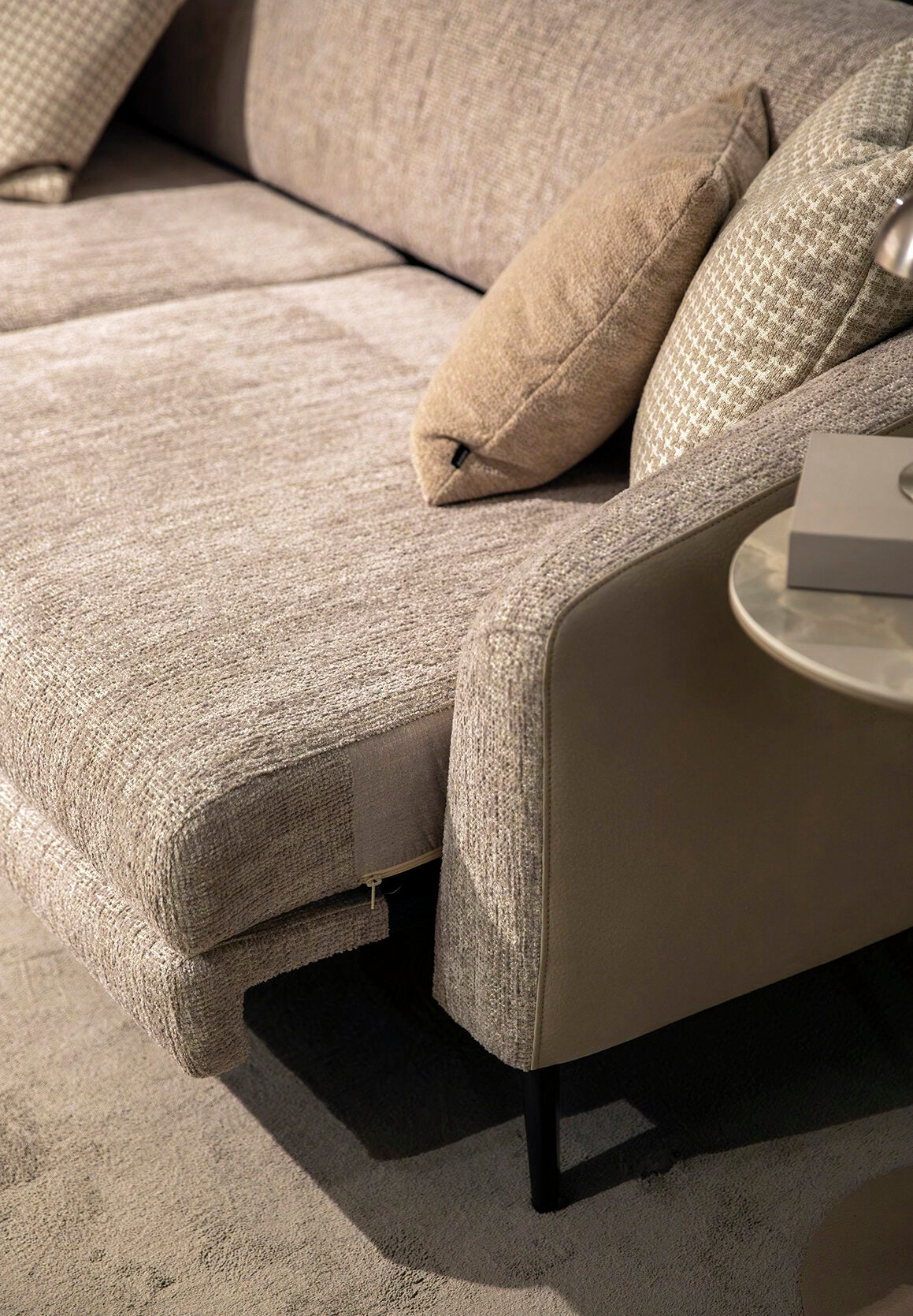 Четириместен разтегателен диван «Aston VIlla» + декоративни възглавници, ширина 236см