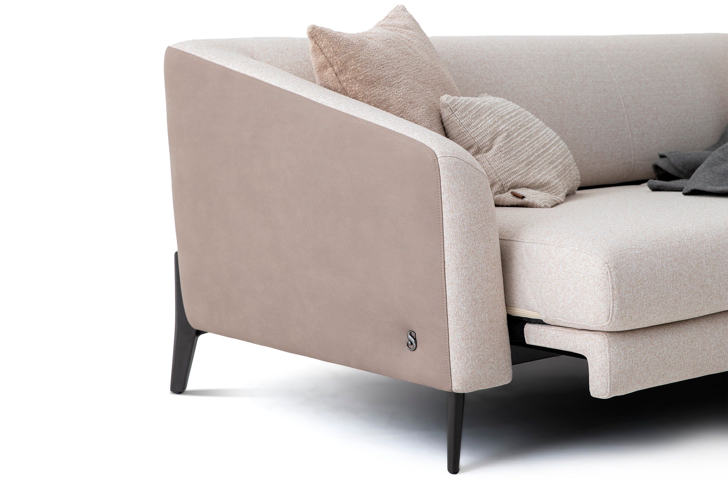 Четириместен разтегателен диван «Aston VIlla» + декоративни възглавници, ширина 236см