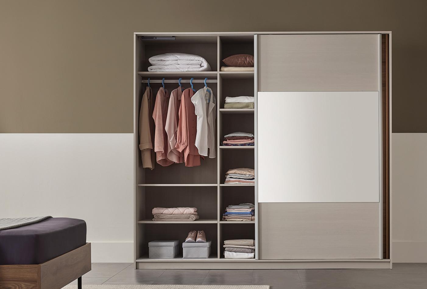 Гардероб с плъзгащи врати «Loreto» с огледална врата, ширина 240см