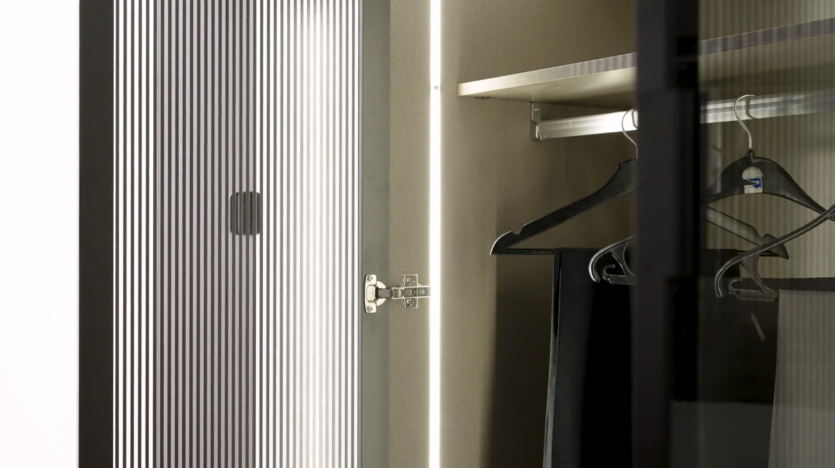 Шесткрилен гардероб «Berta» - стъклени врати, огледало, ширина 272см