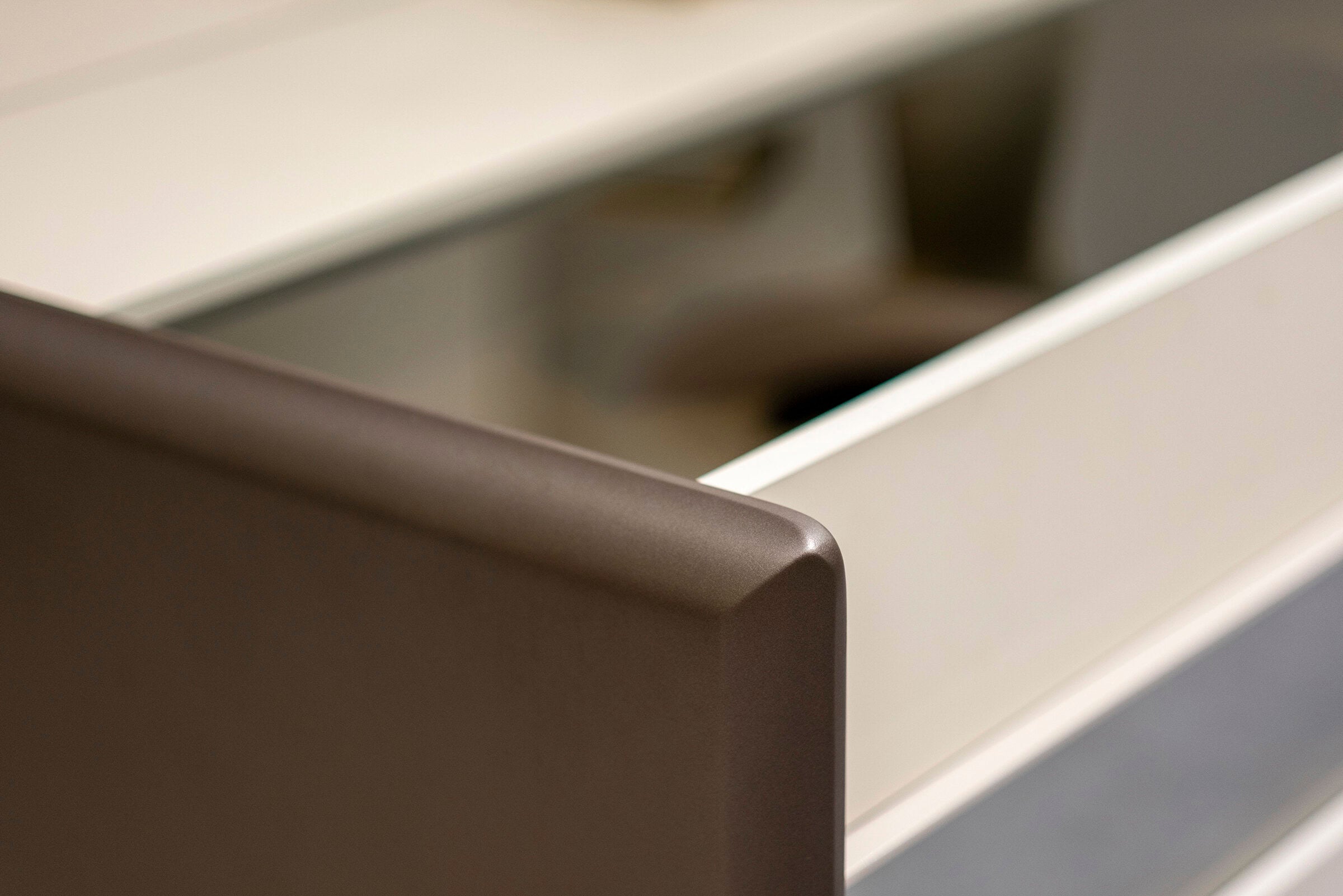 63 конфигурирани модула за гардероб «Beta» - с осветление, чекмеджета, лостове за закачалки и рафтове