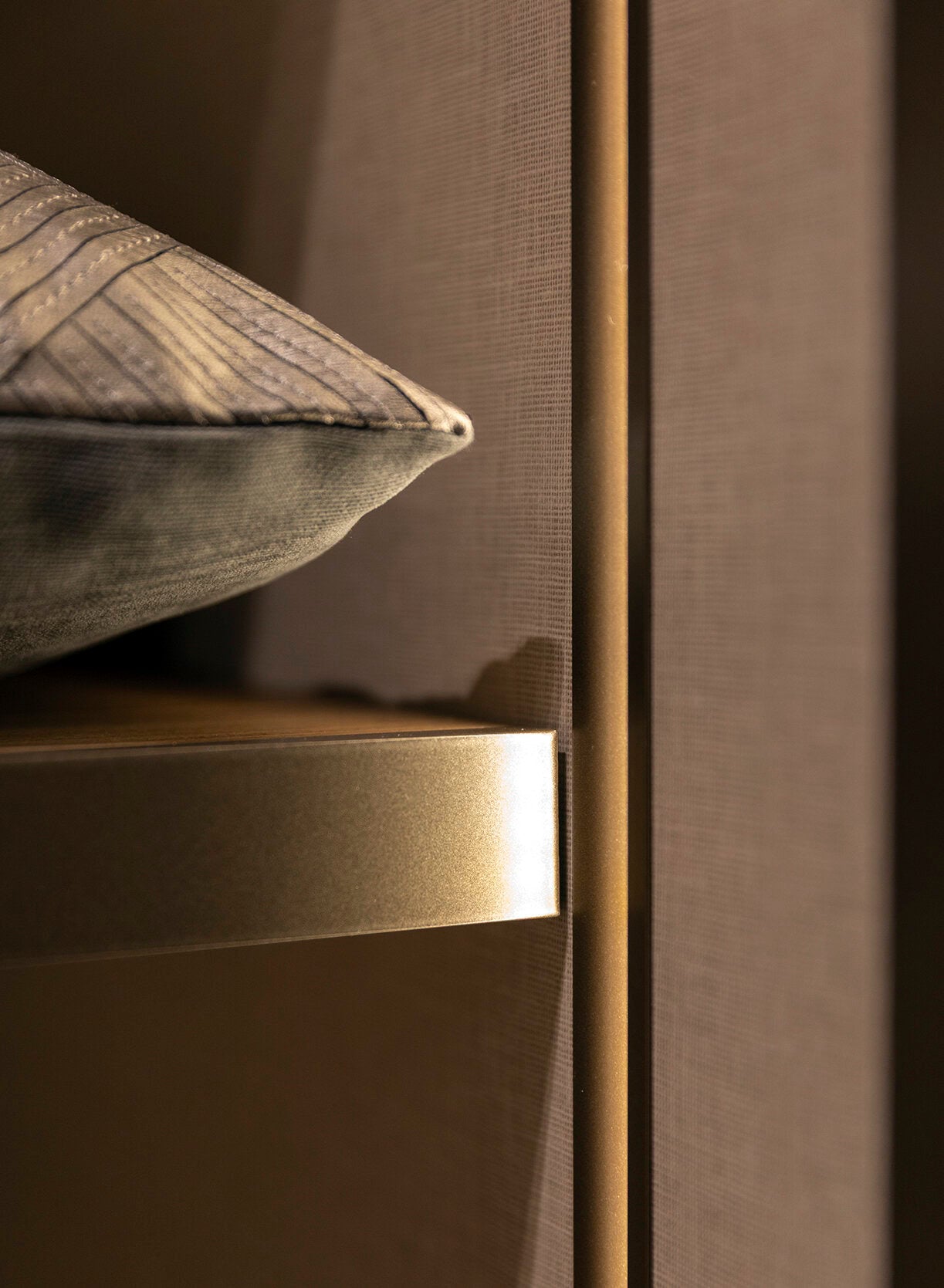 63 конфигурирани модула за гардероб «Beta» - с осветление, чекмеджета, лостове за закачалки и рафтове