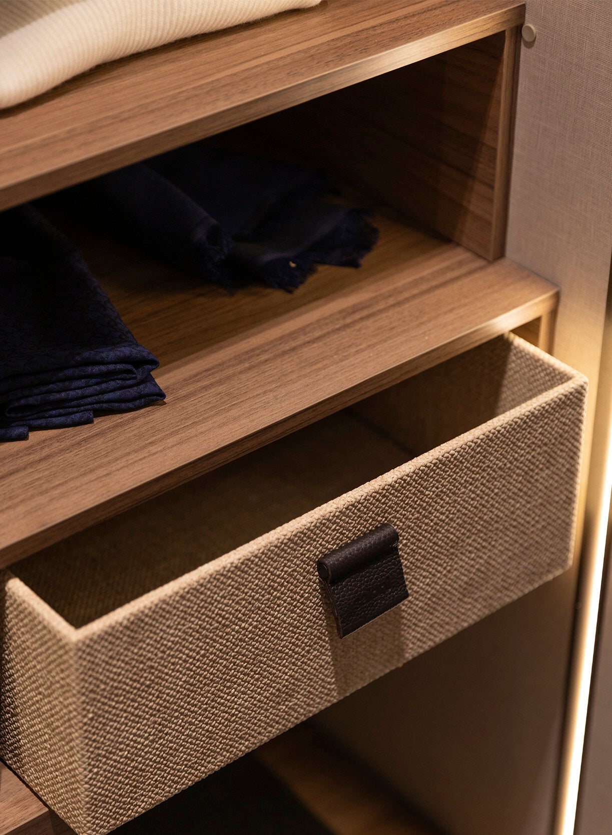 63 конфигурирани модула за гардероб «Beta» - с осветление, чекмеджета, лостове за закачалки и рафтове