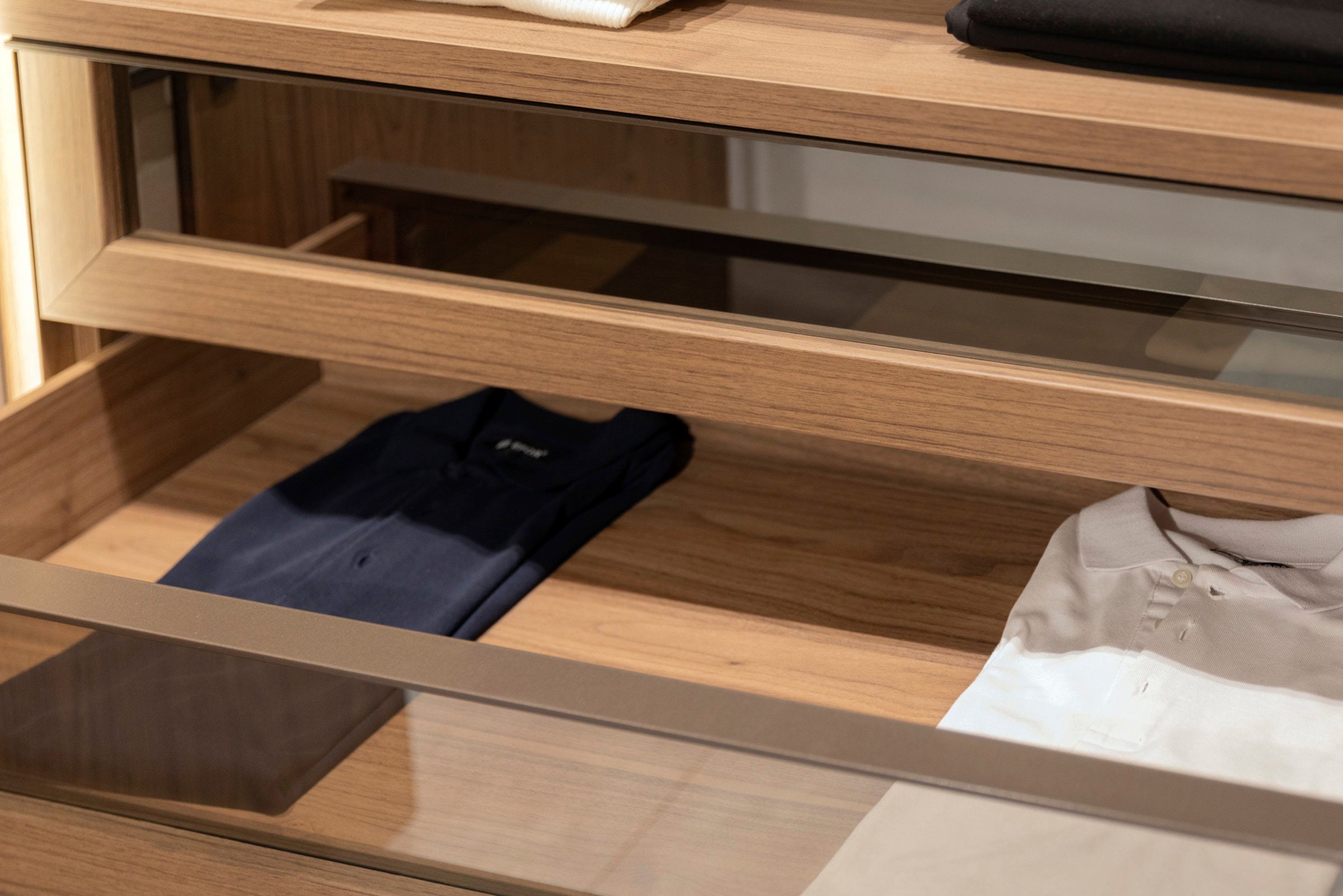 63 конфигурирани модула за гардероб «Beta» - с осветление, чекмеджета, лостове за закачалки и рафтове