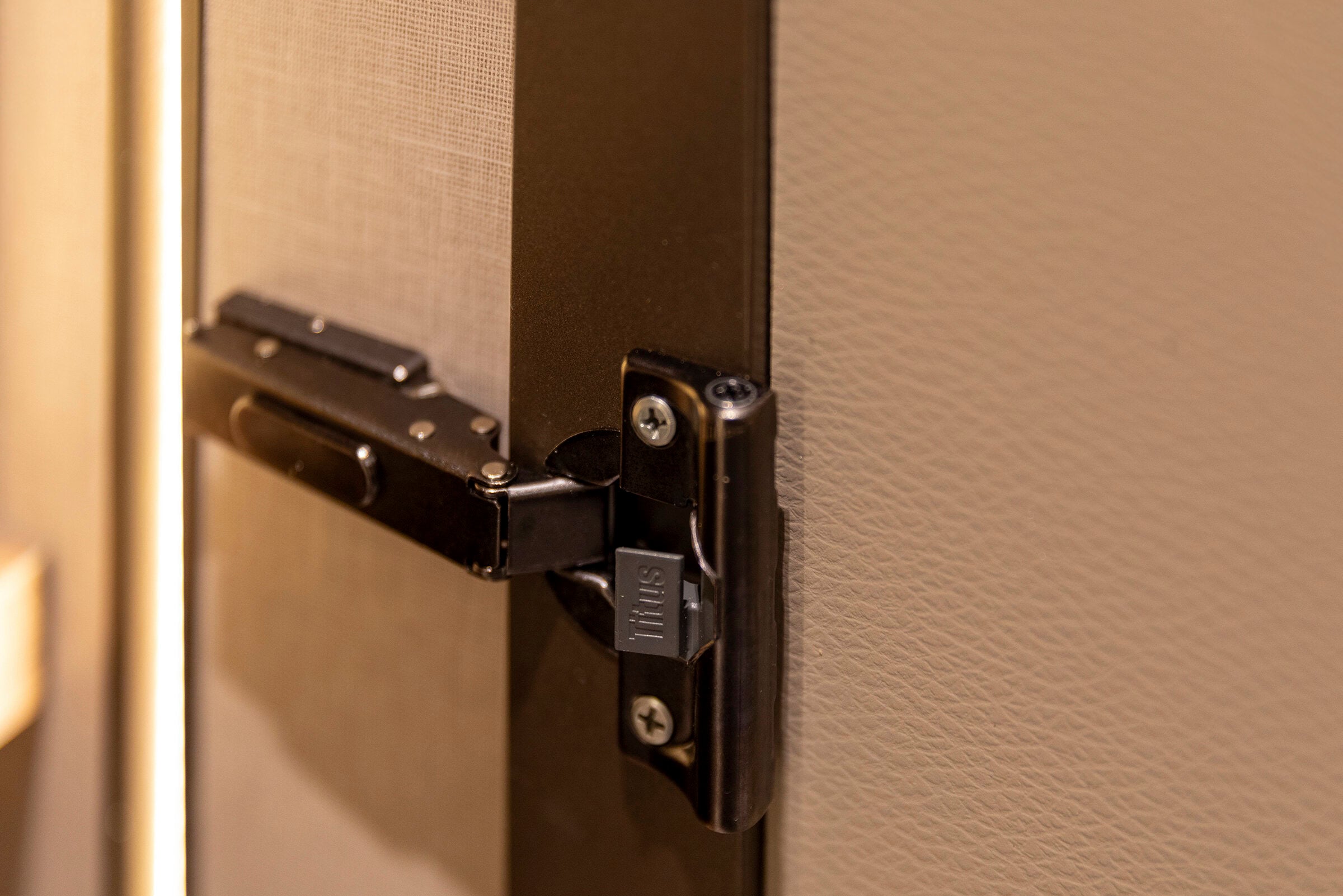 63 конфигурирани модула за гардероб «Beta» - с осветление, чекмеджета, лостове за закачалки и рафтове