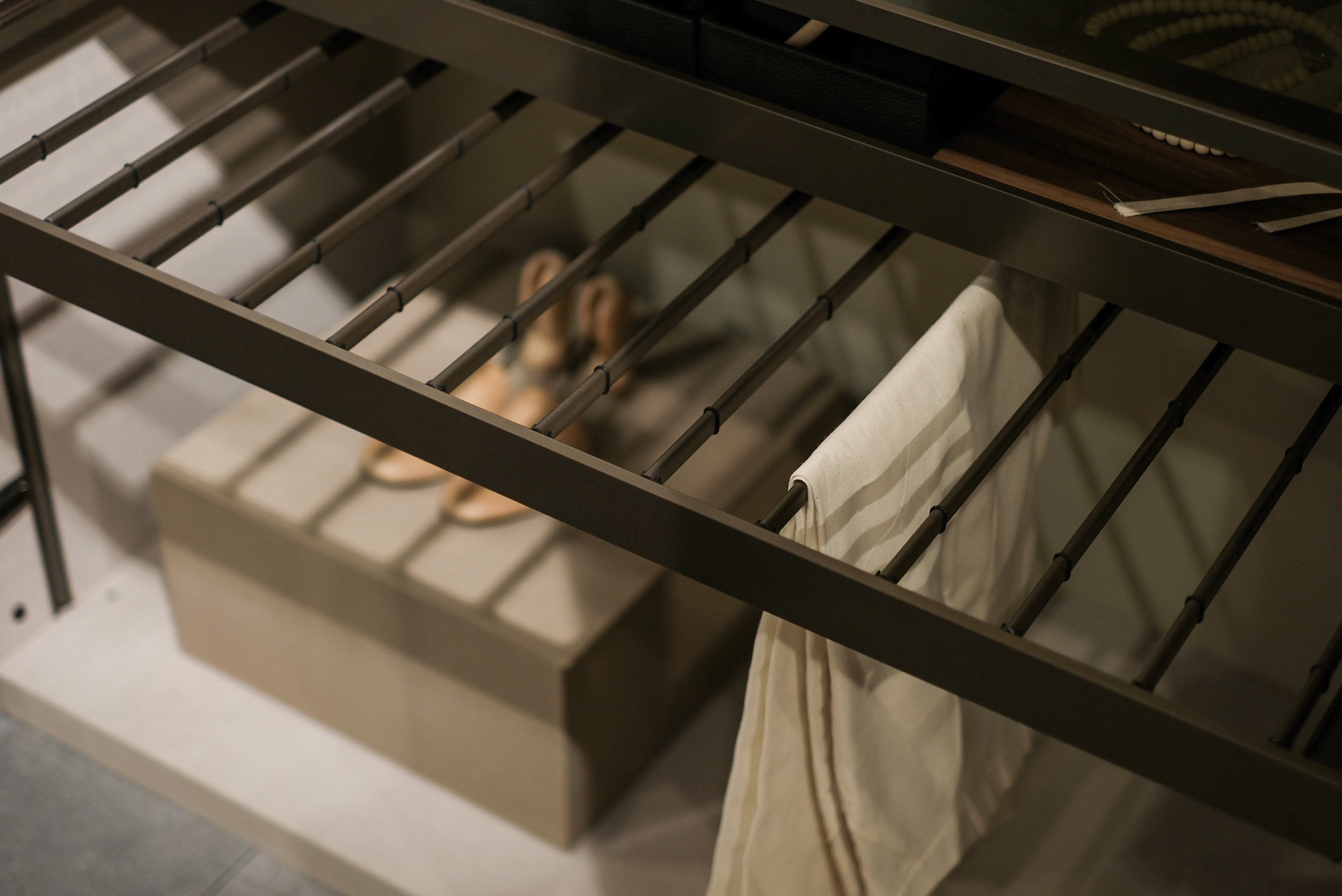 63 конфигурирани модула за гардероб «Beta» - с осветление, чекмеджета, лостове за закачалки и рафтове