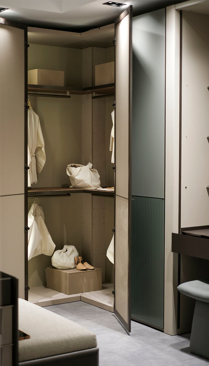 63 конфигурирани модула за гардероб «Beta» - с осветление, чекмеджета, лостове за закачалки и рафтове