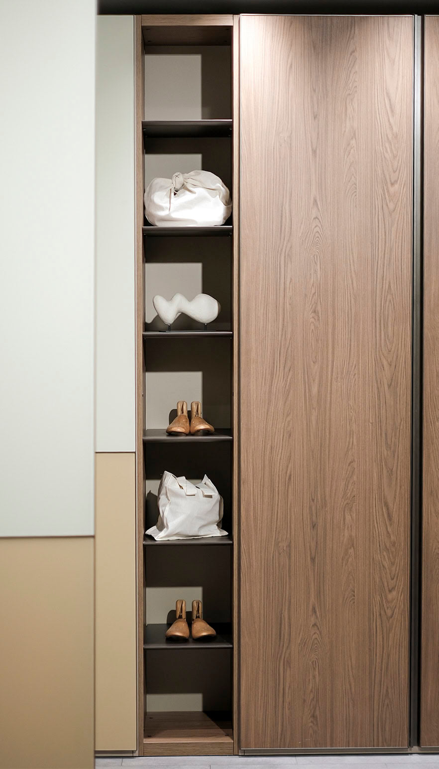 63 конфигурирани модула за гардероб «Beta» - с осветление, чекмеджета, лостове за закачалки и рафтове