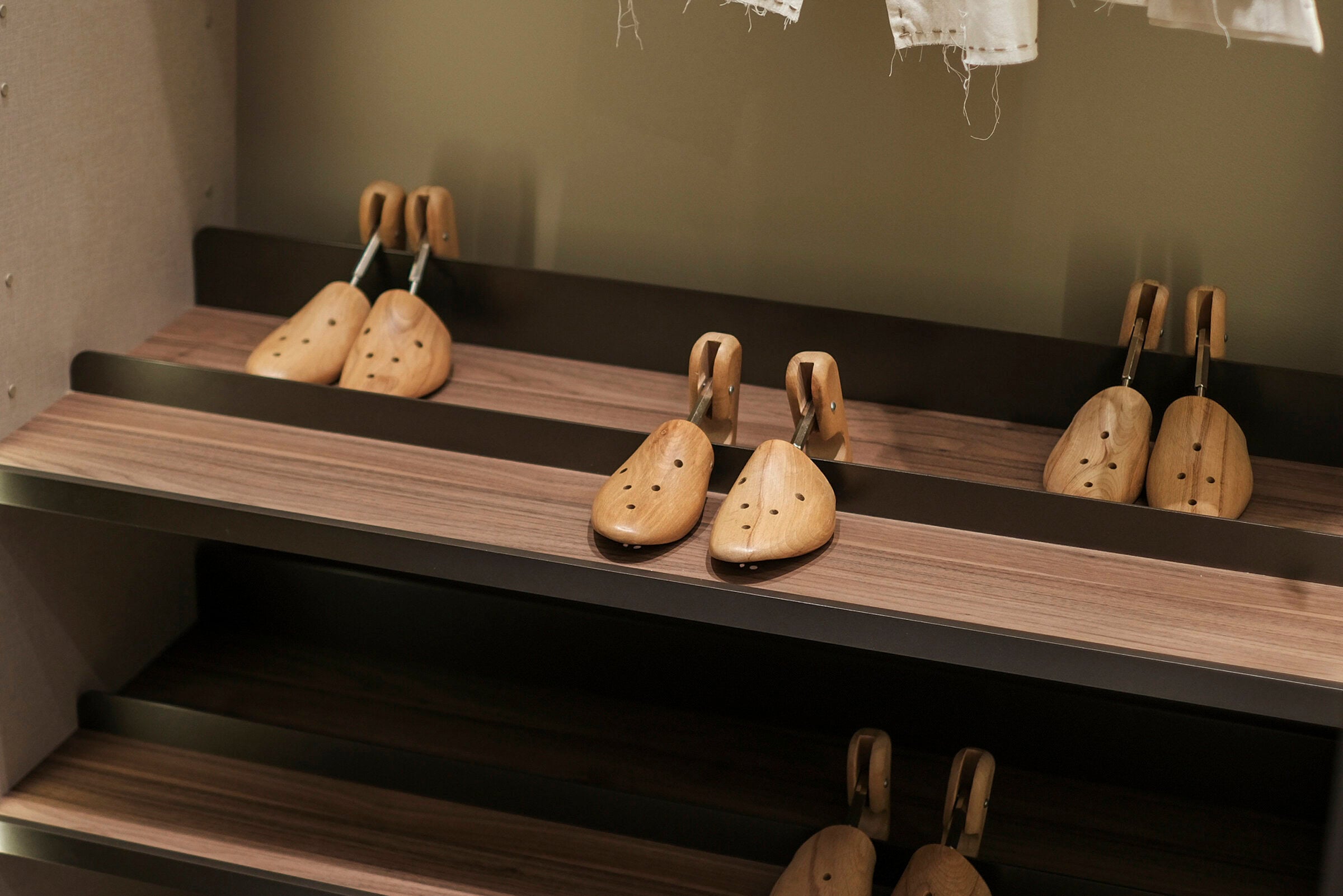 63 конфигурирани модула за гардероб «Beta» - с осветление, чекмеджета, лостове за закачалки и рафтове