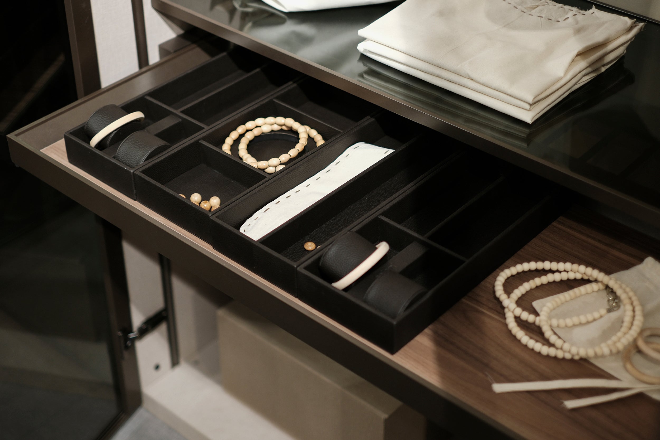 63 конфигурирани модула за гардероб «Beta» - с осветление, чекмеджета, лостове за закачалки и рафтове