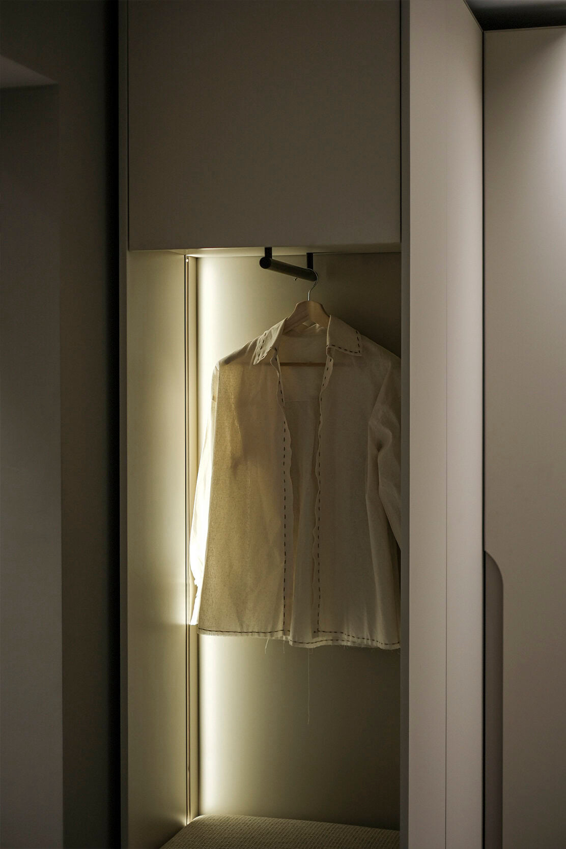 63 конфигурирани модула за гардероб «Beta» - с осветление, чекмеджета, лостове за закачалки и рафтове