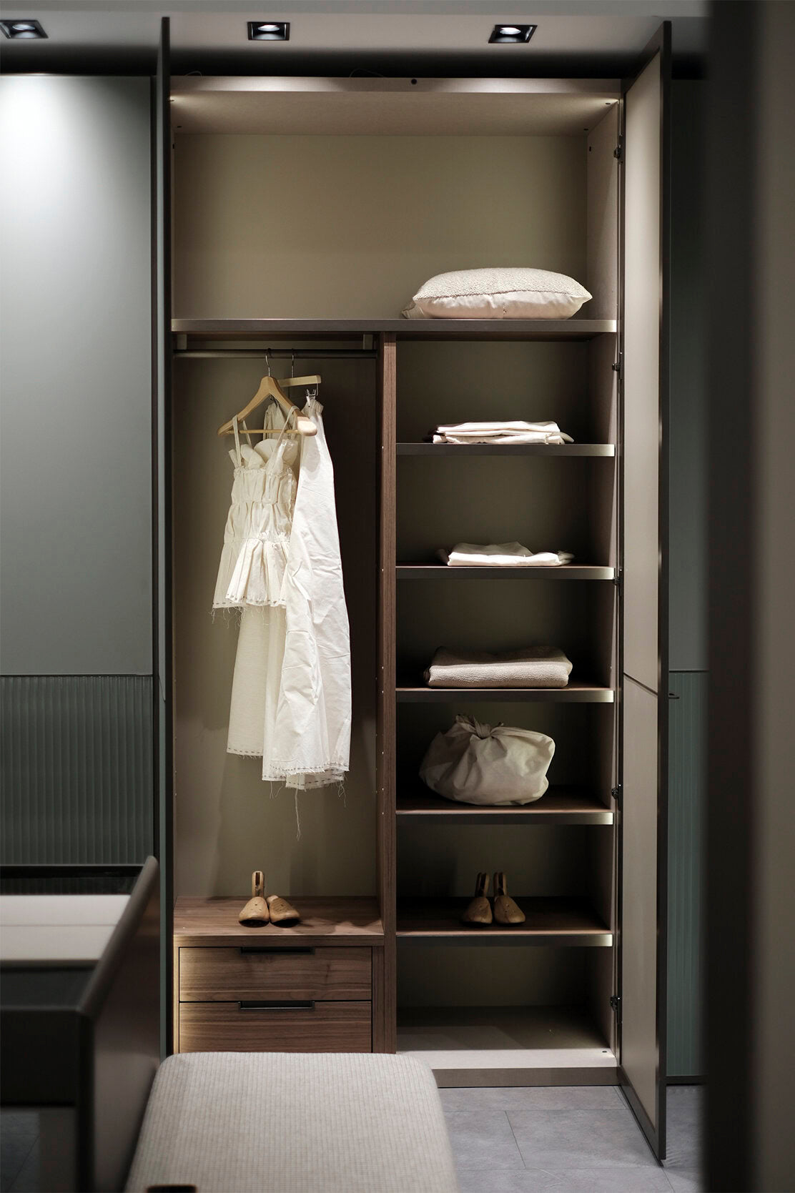 63 конфигурирани модула за гардероб «Beta» - с осветление, чекмеджета, лостове за закачалки и рафтове