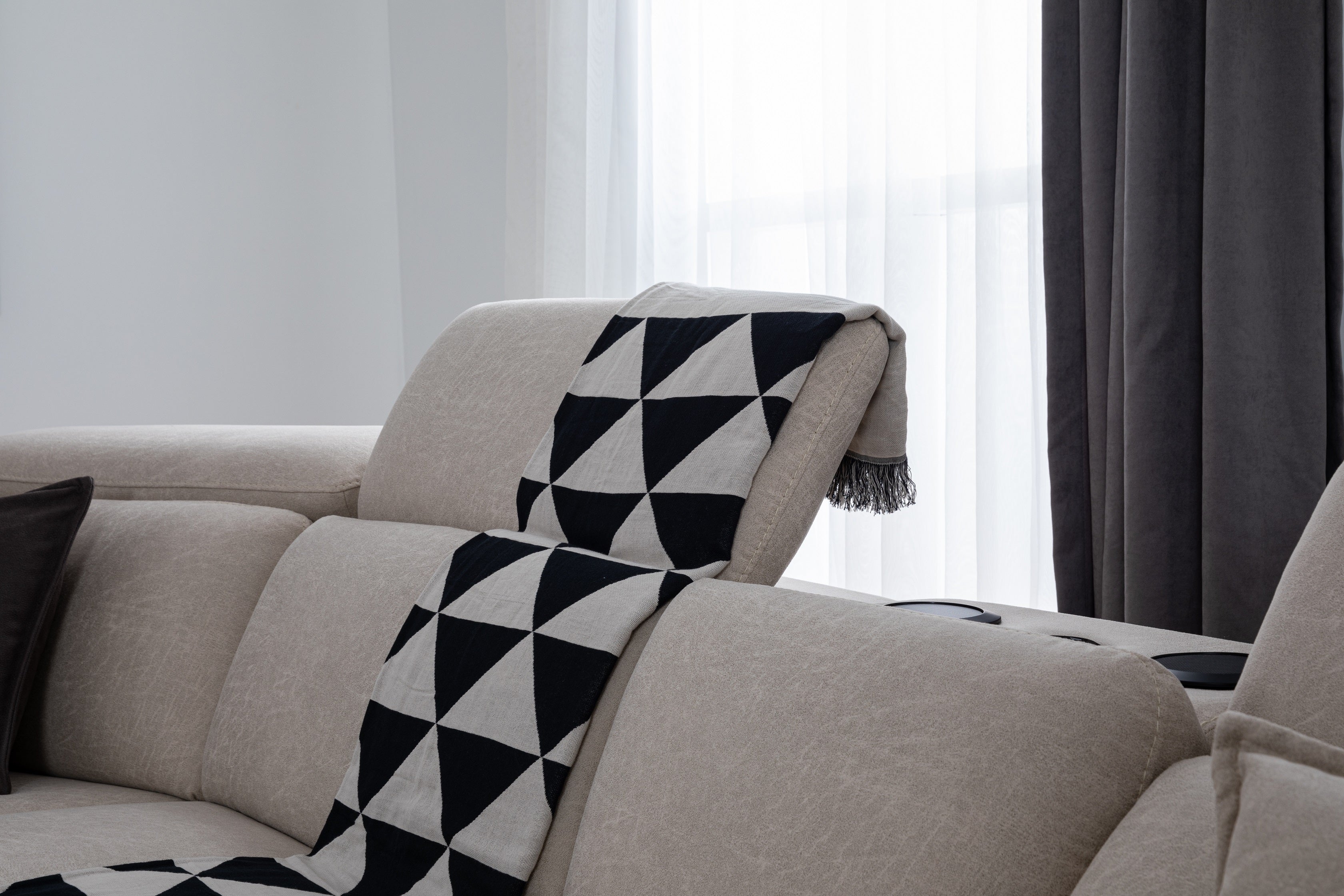 Ъглов разтегателен диван «Burgaz» + електрически механизъм, USB зарядна станция, ширина 370см