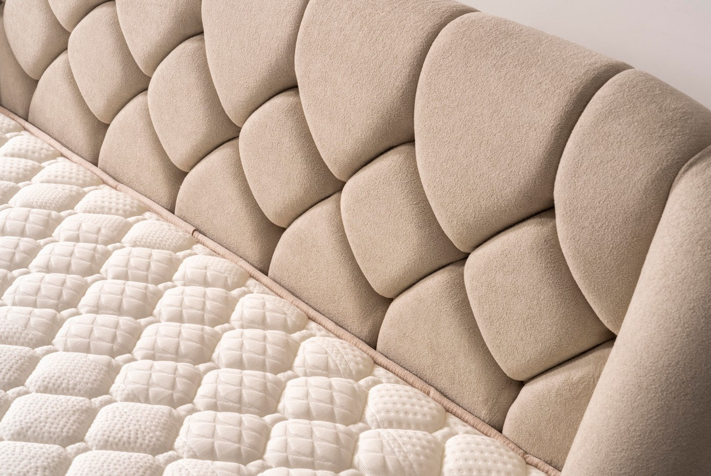 Тапицирано легло «Calm» + Матрак и табла - с място за съхранение, повдигащ механизъм, система за безшумно затваряне