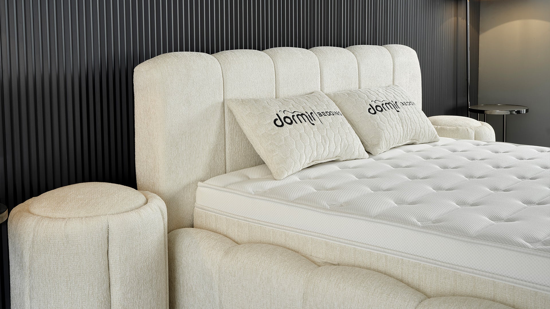 Тапицирано легло «Ceremony» + Матрак и табла - с място за съхранение и система за безшумно затваряне