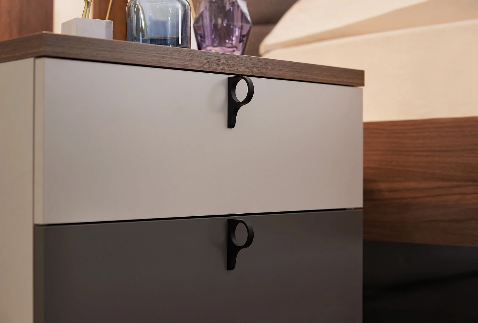 Нощно шкафче «Cordell» + две чекмеджета, размер 55х45х46см