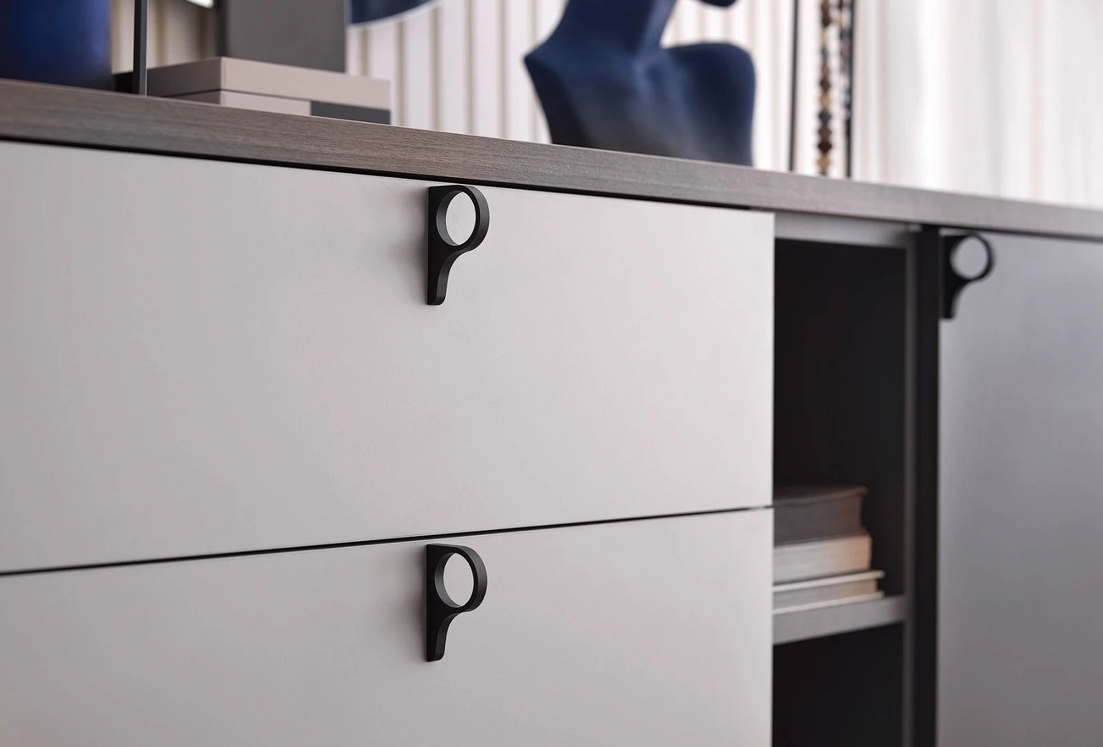 Скрин «Cordell» с три чекмеджета и шкаф, размер 120х85х46см