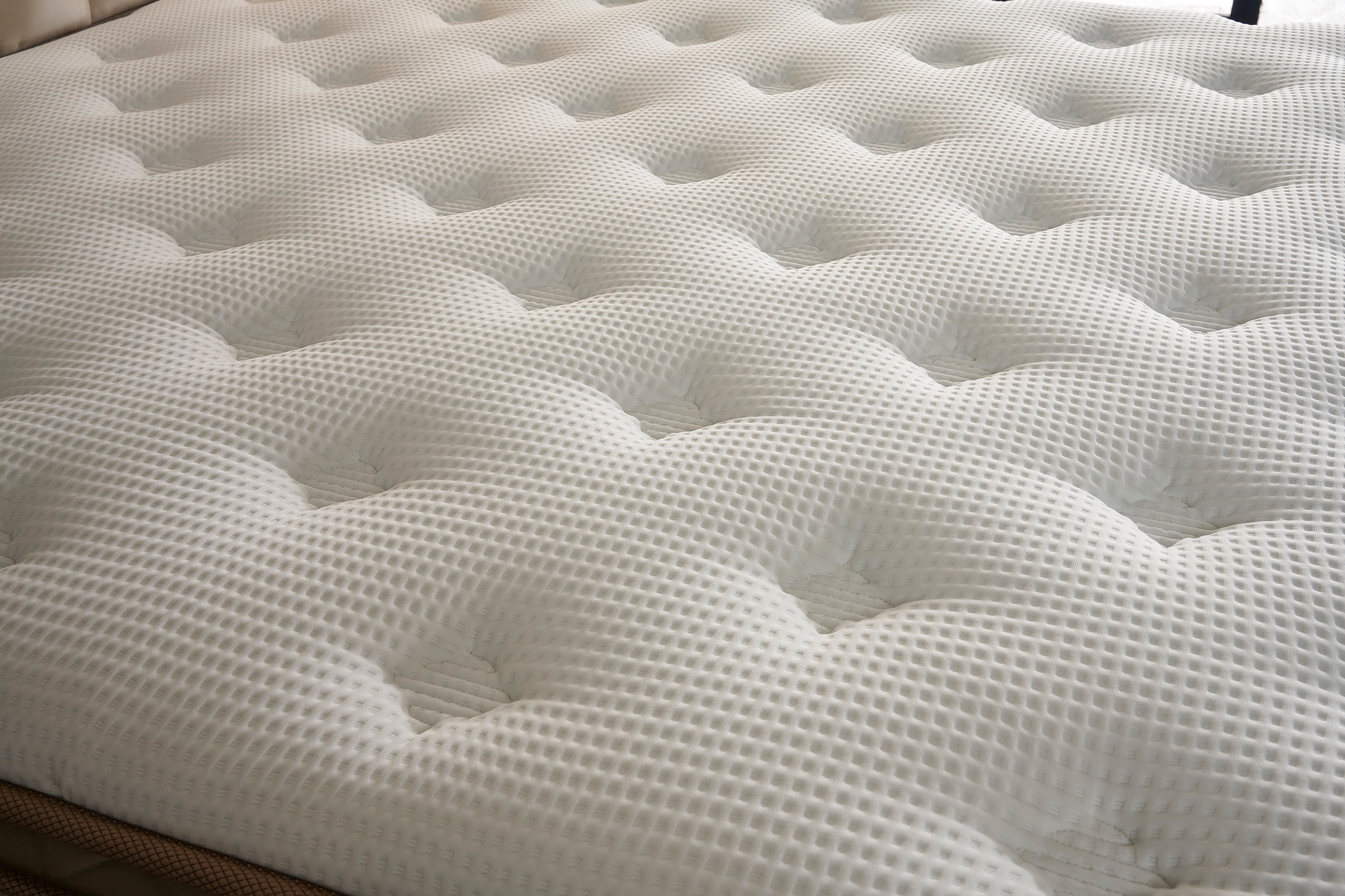 Тапицирано легло «Line» + Матрак и табла - с място за съхранение, повдигащ механизъм, система за безшумно затваряне