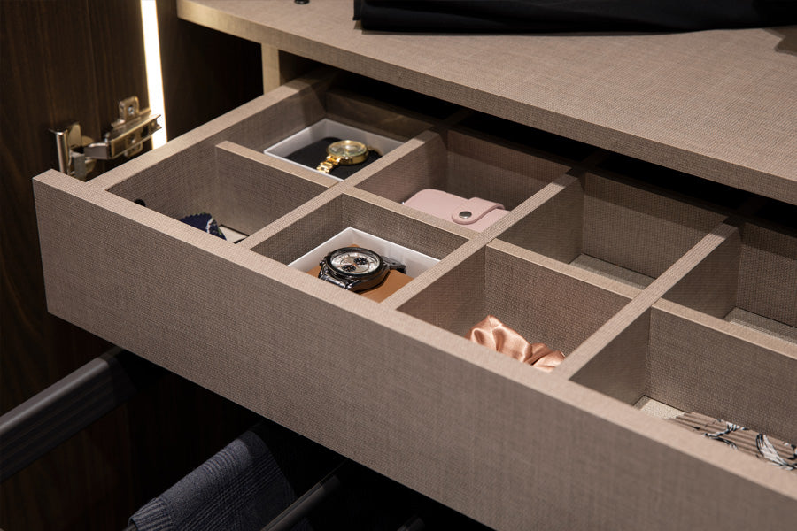 19 конфигурирани модула за гардероб «Alfa» - с осветление, чекмеджета, лостове за закачалки и рафтове