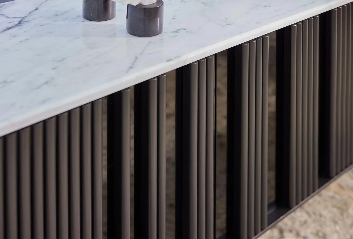 Бюфет «Osaka» + мраморен плот, с оребрени панели, с LED осветление, размер 221х76х50см